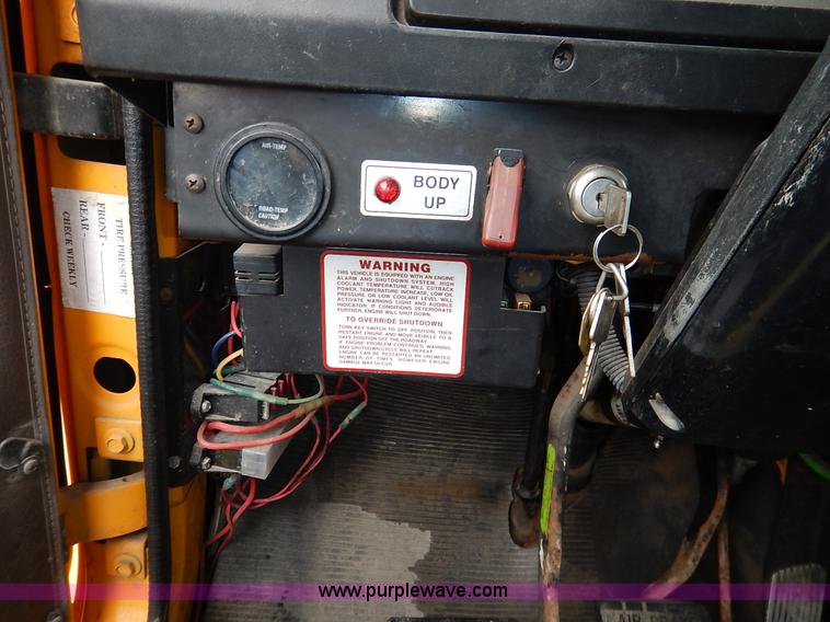 image for item J6378 2002 International 4900 Crew Cab dump truck