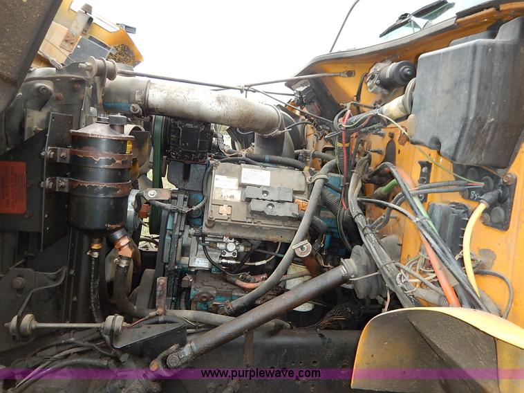 image for item J6378 2002 International 4900 Crew Cab dump truck