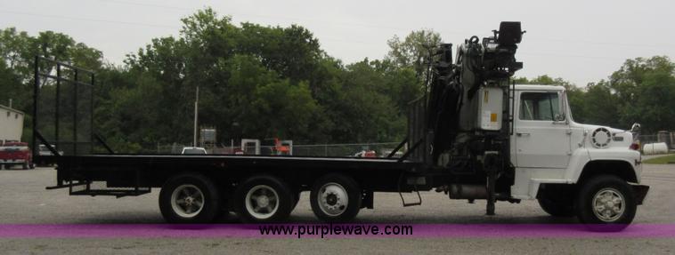 image for item J8681 1987 Ford LNT8000 crane truck