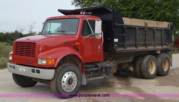image for item J8682 1996 International 4900 dump truck