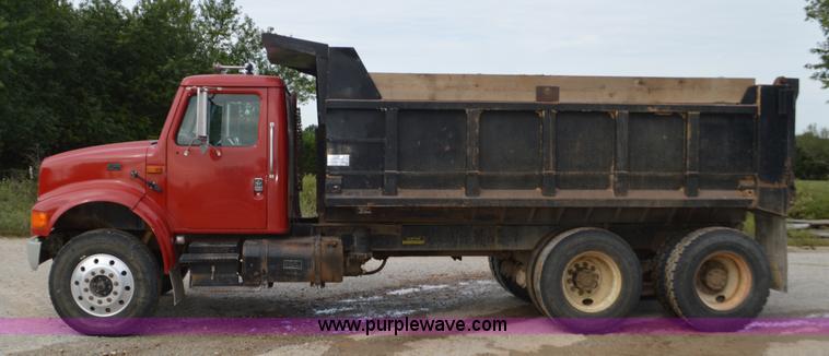 image for item J8682 1996 International 4900 dump truck