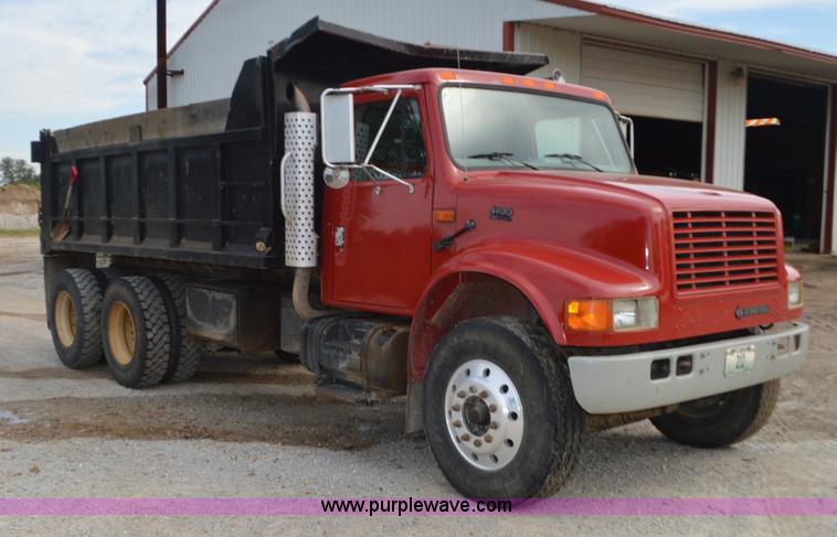 image for item J8682 1996 International 4900 dump truck