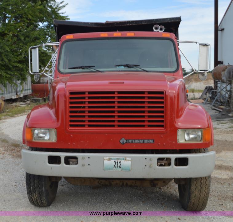 image for item J8682 1996 International 4900 dump truck
