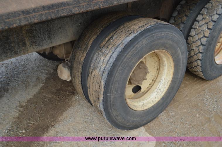 image for item J8682 1996 International 4900 dump truck