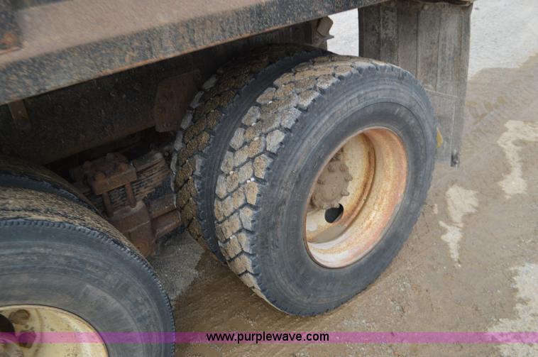 image for item J8682 1996 International 4900 dump truck