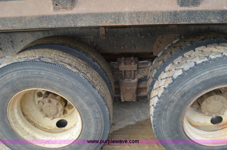 image for item J8682 1996 International 4900 dump truck