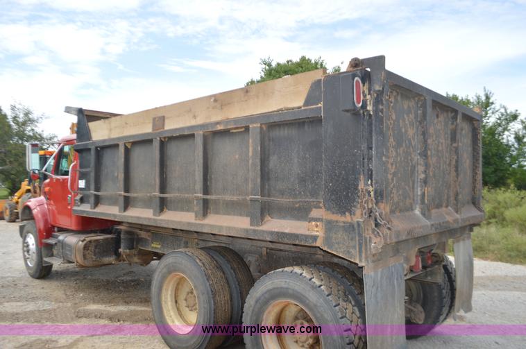 image for item J8682 1996 International 4900 dump truck