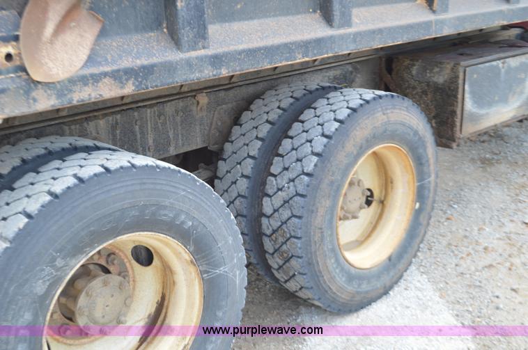 image for item J8682 1996 International 4900 dump truck