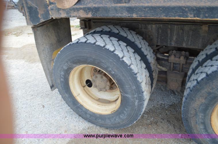 image for item J8682 1996 International 4900 dump truck
