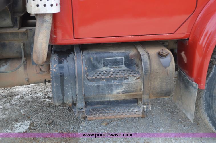 image for item J8682 1996 International 4900 dump truck