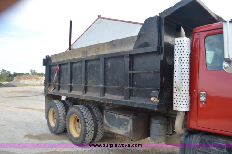 image for item J8682 1996 International 4900 dump truck