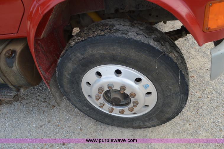 image for item J8682 1996 International 4900 dump truck