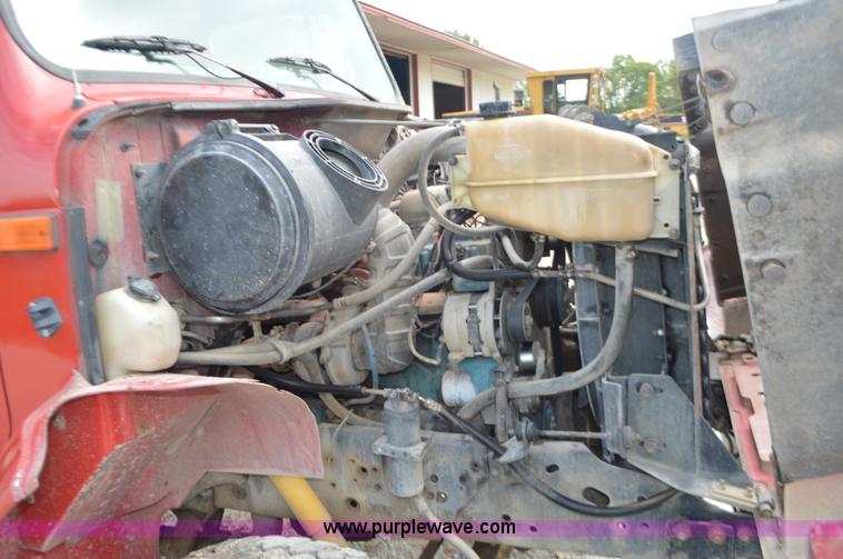 image for item J8682 1996 International 4900 dump truck