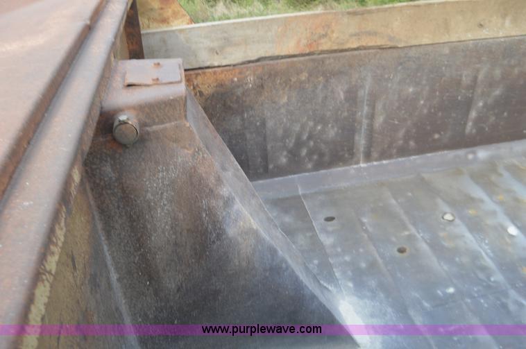 image for item J8682 1996 International 4900 dump truck