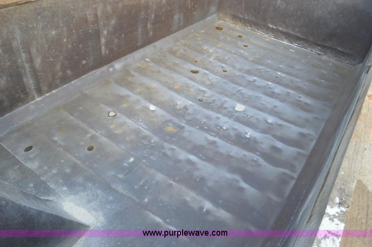 image for item J8682 1996 International 4900 dump truck