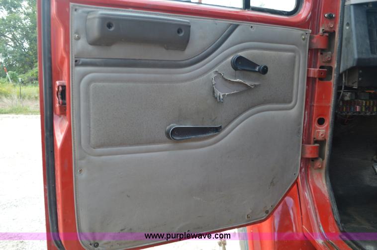 image for item J8682 1996 International 4900 dump truck