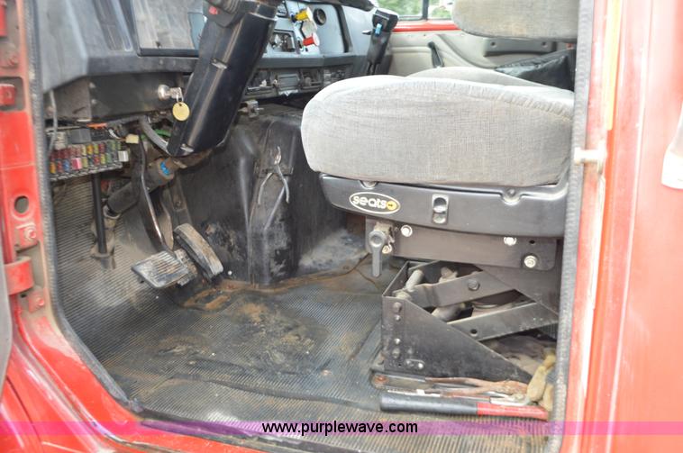 image for item J8682 1996 International 4900 dump truck