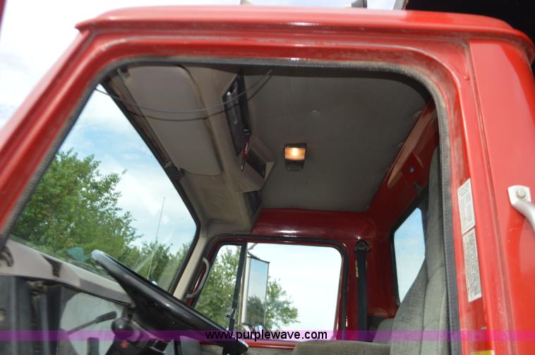 image for item J8682 1996 International 4900 dump truck