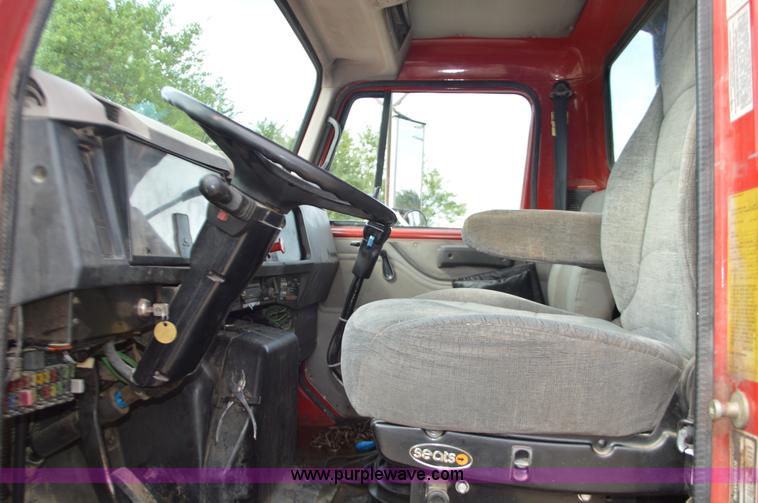 image for item J8682 1996 International 4900 dump truck