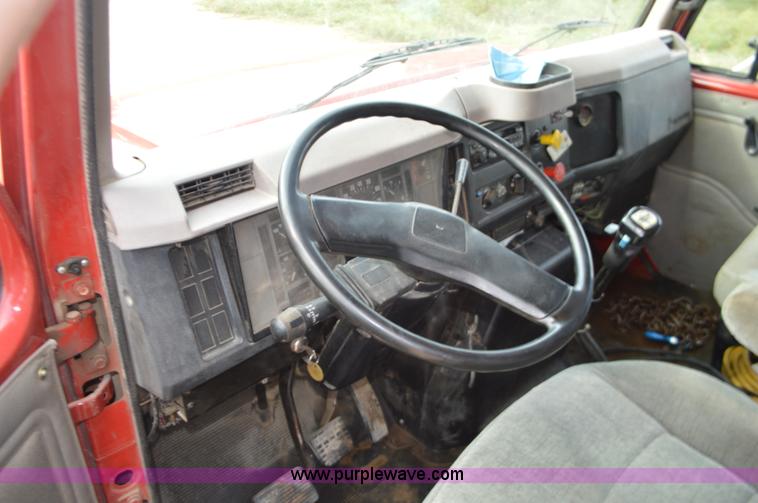 image for item J8682 1996 International 4900 dump truck