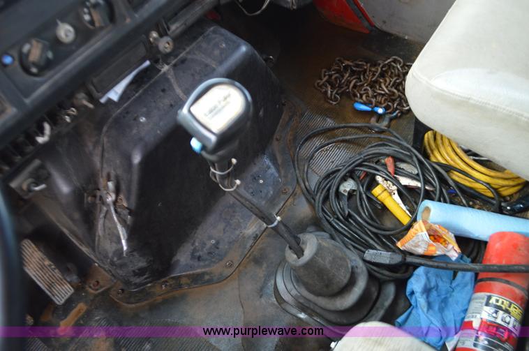 image for item J8682 1996 International 4900 dump truck