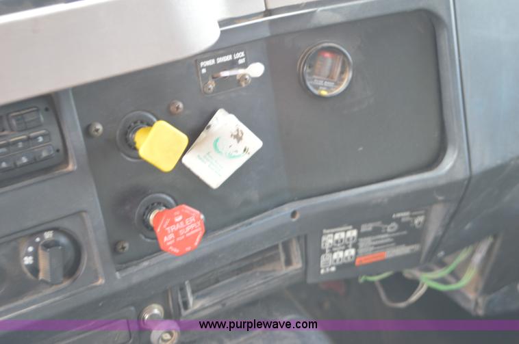 image for item J8682 1996 International 4900 dump truck