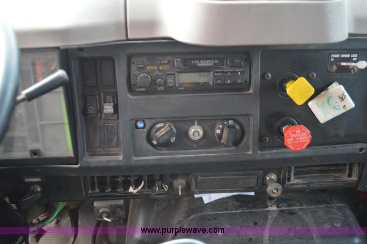 image for item J8682 1996 International 4900 dump truck