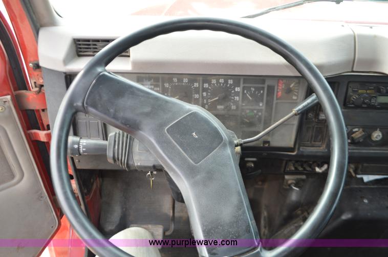 image for item J8682 1996 International 4900 dump truck