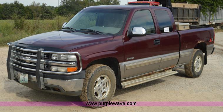 image for item J8683 2000 Chevrolet Silverado 1500 Ext. Cab pickup truck