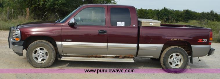 image for item J8683 2000 Chevrolet Silverado 1500 Ext. Cab pickup truck