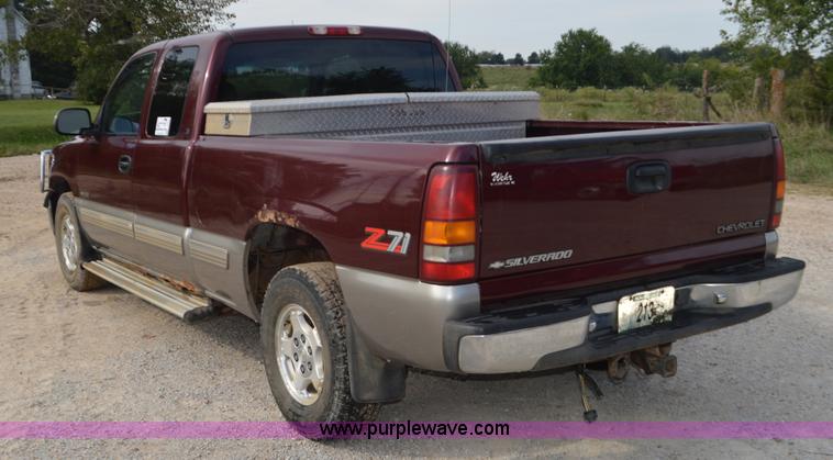 image for item J8683 2000 Chevrolet Silverado 1500 Ext. Cab pickup truck
