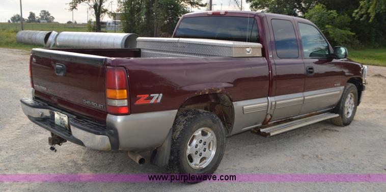 image for item J8683 2000 Chevrolet Silverado 1500 Ext. Cab pickup truck