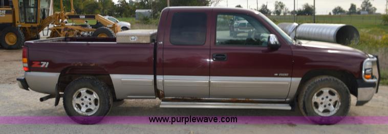 image for item J8683 2000 Chevrolet Silverado 1500 Ext. Cab pickup truck