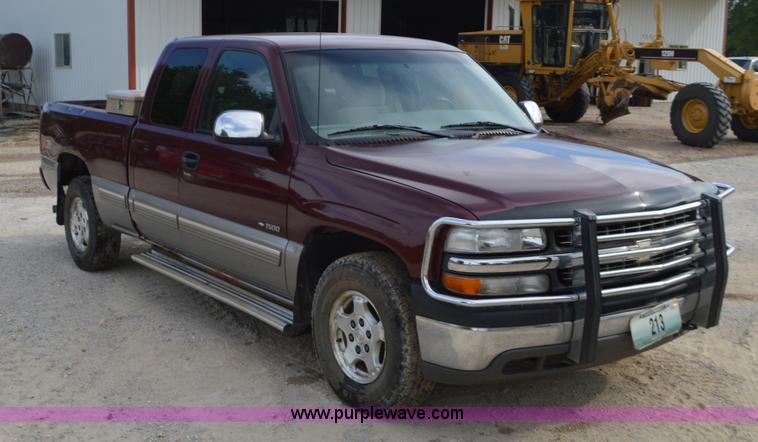 image for item J8683 2000 Chevrolet Silverado 1500 Ext. Cab pickup truck