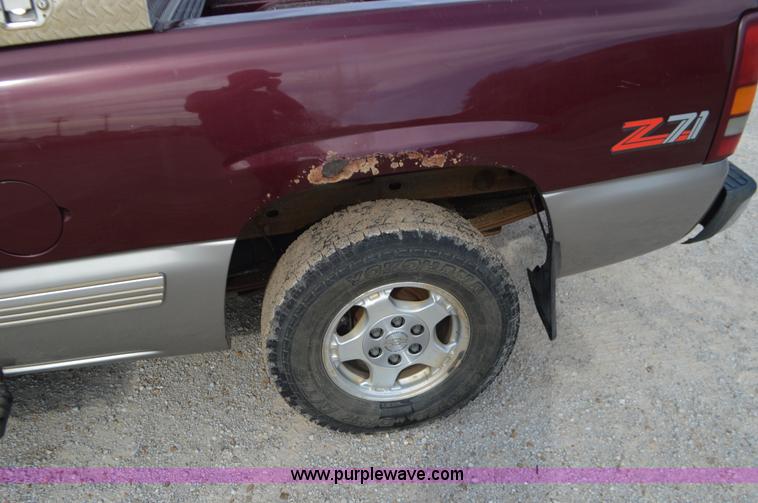 image for item J8683 2000 Chevrolet Silverado 1500 Ext. Cab pickup truck