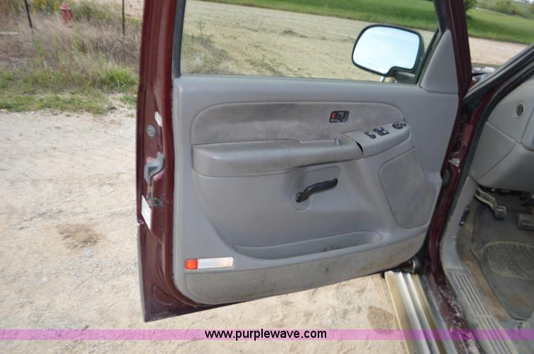 image for item J8683 2000 Chevrolet Silverado 1500 Ext. Cab pickup truck