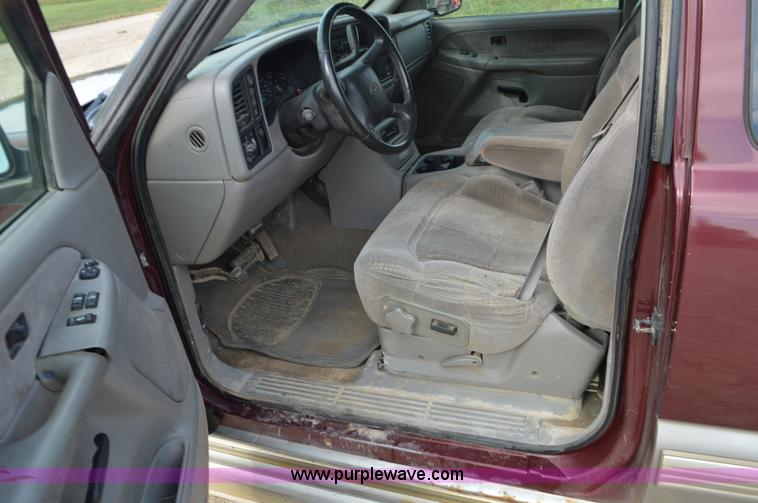 image for item J8683 2000 Chevrolet Silverado 1500 Ext. Cab pickup truck