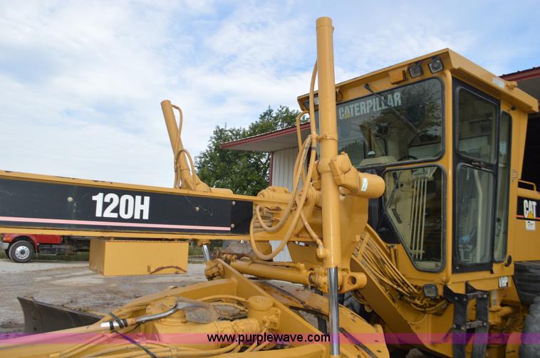 image for item J8684 2006 Caterpillar 120H motor grader