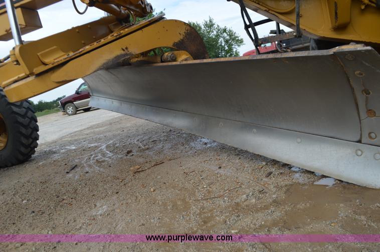 image for item J8684 2006 Caterpillar 120H motor grader