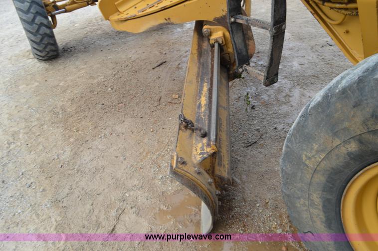 image for item J8684 2006 Caterpillar 120H motor grader