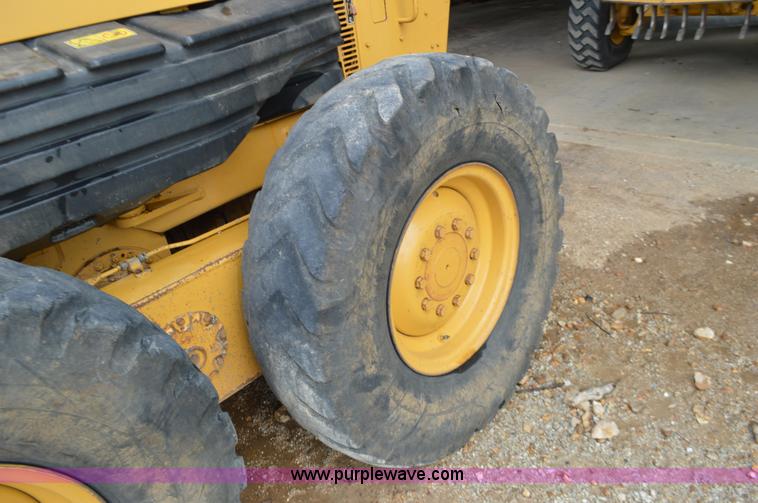 image for item J8684 2006 Caterpillar 120H motor grader