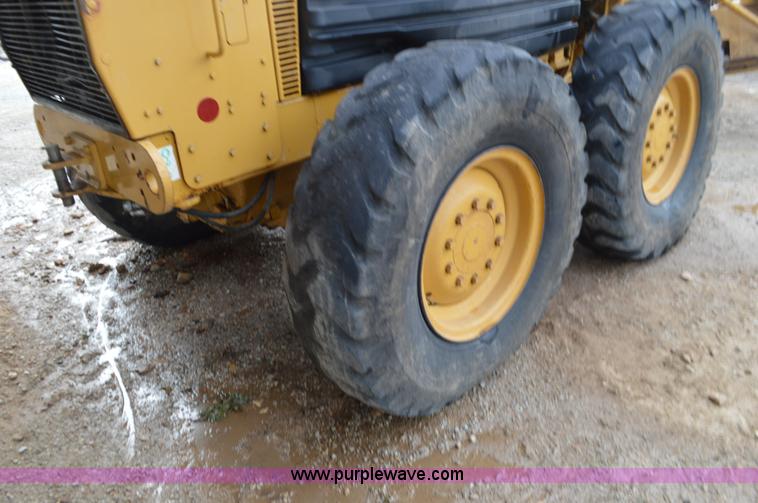 image for item J8684 2006 Caterpillar 120H motor grader