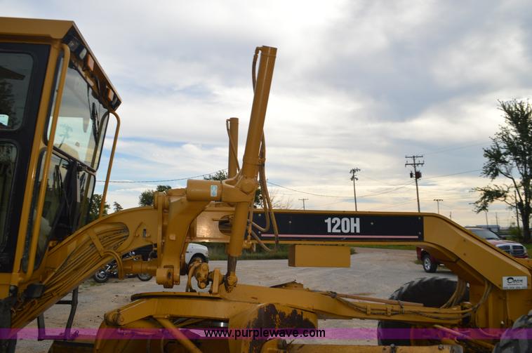 image for item J8684 2006 Caterpillar 120H motor grader