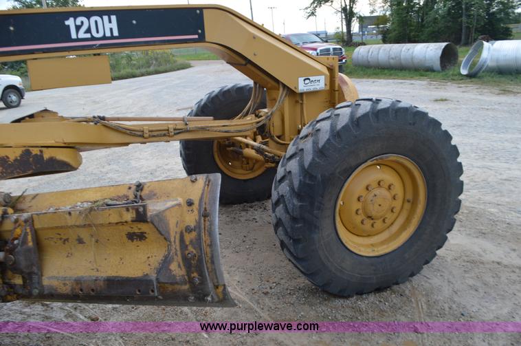 image for item J8684 2006 Caterpillar 120H motor grader