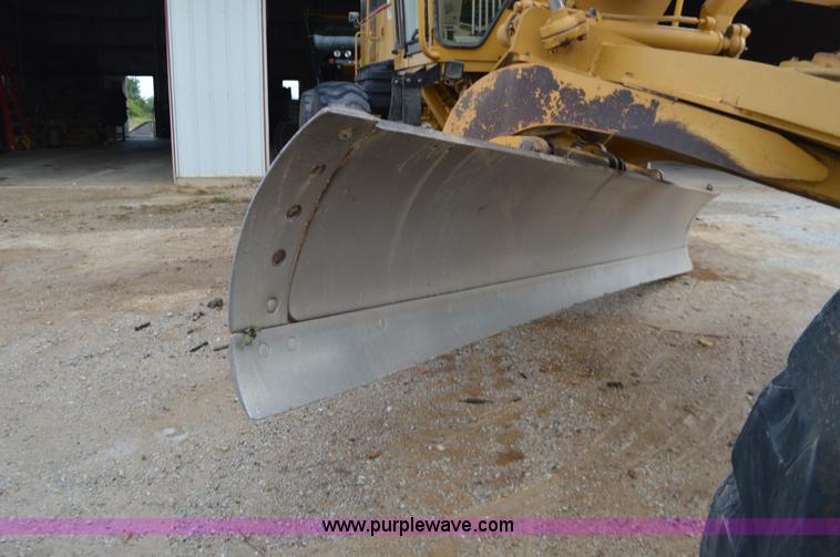 image for item J8684 2006 Caterpillar 120H motor grader