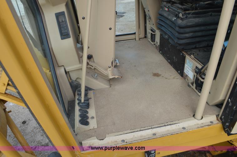 image for item J8684 2006 Caterpillar 120H motor grader