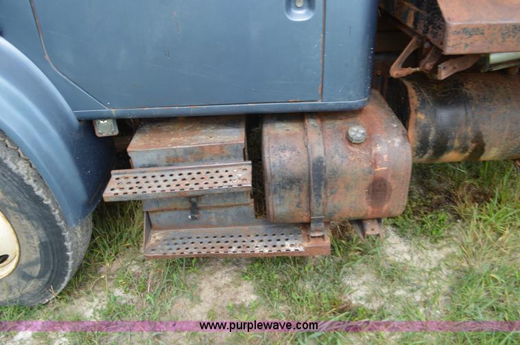 image for item J8694 1991 International 4900 dump truck