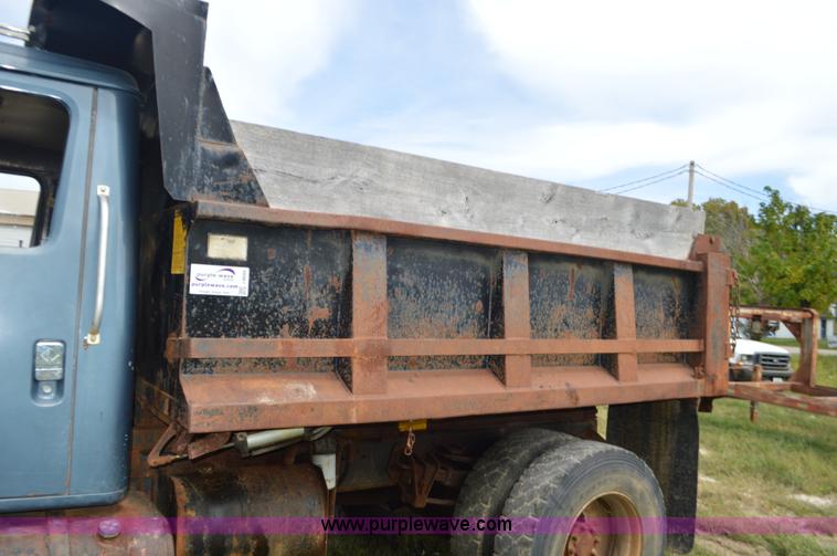 image for item J8694 1991 International 4900 dump truck