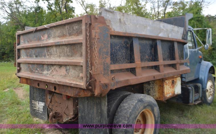 image for item J8694 1991 International 4900 dump truck