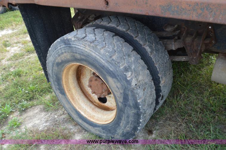 image for item J8694 1991 International 4900 dump truck